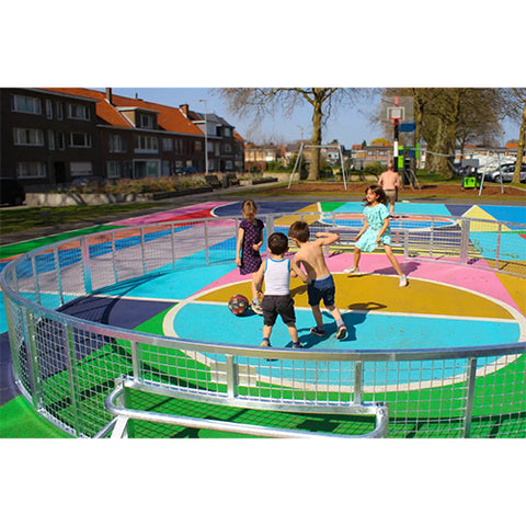 Image of kinderen-spelen-in-laag-metalen-pannakooi-van-rabona-panna