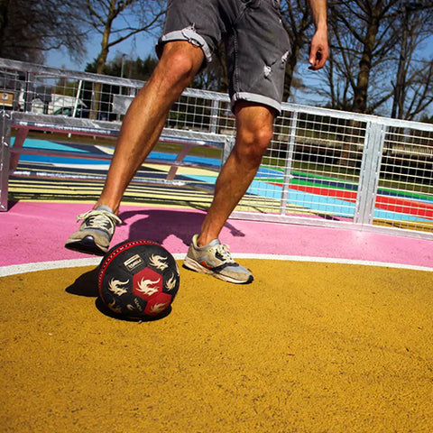 Image of straatvoetbal-spelen-in-laag-metalen-pannakooi-rabona-panna
