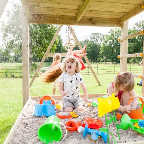 Image of Pagoda-speeltoren-kinderen-spelen-in-de-zandbak