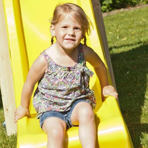 Image of kind-glijd-van-glijbaan-belvedere-speeltoren