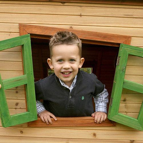 Image of kind-kijkt-door-kijkvenster-raam-speelhuisje-lisa