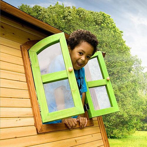 Image of kind-klimt-door-kijkraam-van-speelhuis-sarah-axi