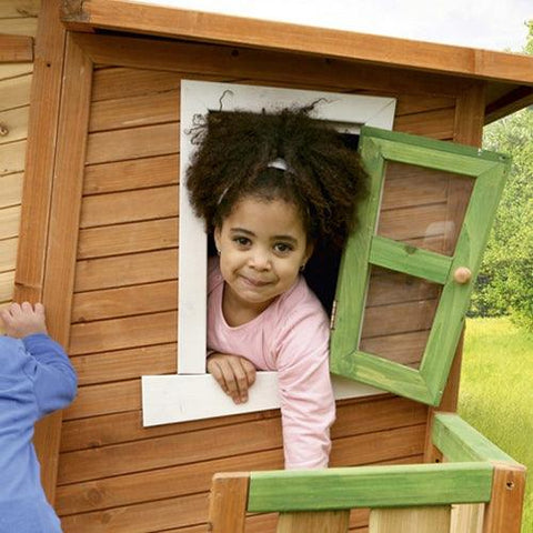 Image of kind-klimt-door-kijkraam-van-speelhuisje-lisa-axi