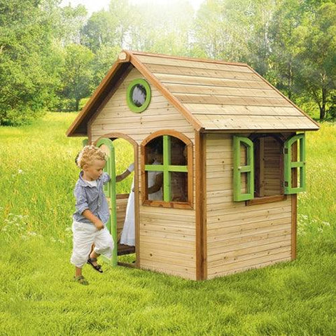 Image of kind-speelt-in-houten-kinder-speelhuisje-julia-axi