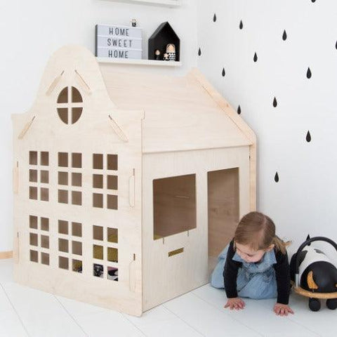Image of kind-speelt-in-houten-speelhuisje-kinderhuisje-klokgevel-van-woodenplay
