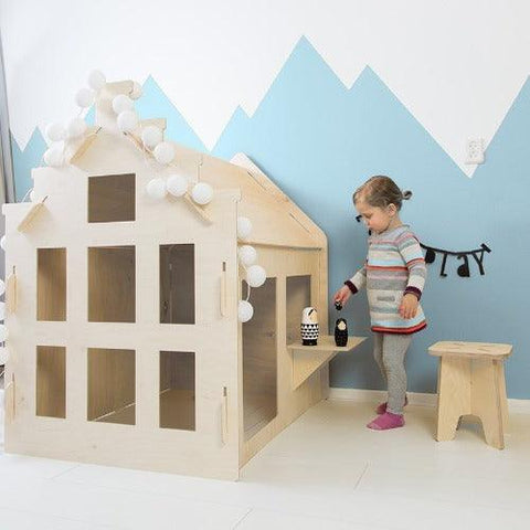 Image of kind-speelt-met-kinder-speelhuisje-trapgevel-van-woodenplay