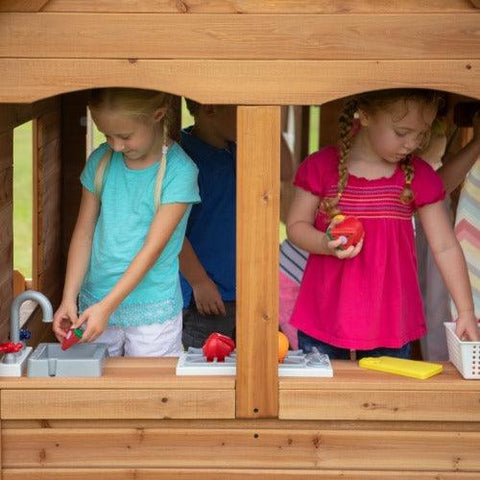 Image of kinderen-spelen-in-kinderspeelhuisje-aspen-van-backyard-discovery-jouw-speeltuin