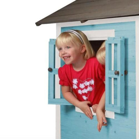 Image of kindje-in-venster-speelhuisje-lodge-speelhuis-sunny