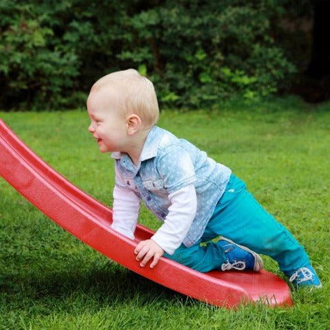 Image of king-speelt-op-de-glijbaan-swingking-houten-speelhuisje-camilla