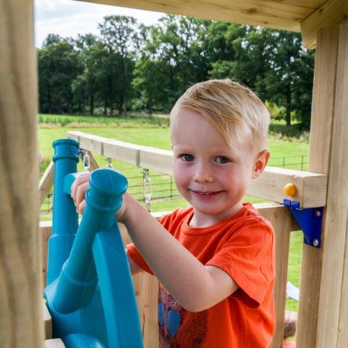Pagoda-kind-speelt-in-speeltoren-met-wiel