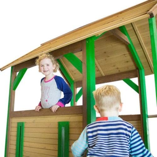 axi-speeltoestel-met-ladder-en-glijbaan-akela-hout-kind-speelt