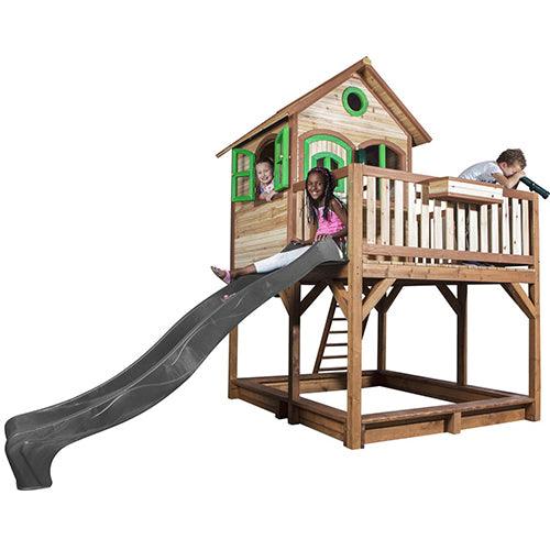 glijden-van-de-glijbaan-op-kinderspeelhuisje-liam-axi