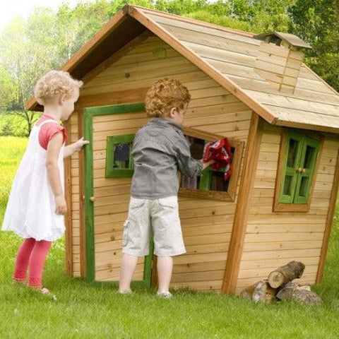 Image of houten-speelhuisje-alice-axi-kinderen-spelen-voorkant-speelhuis