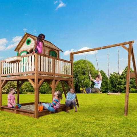 Image of houten-speelhuisje-liam-kinderen-spelen-dubbele-schommel