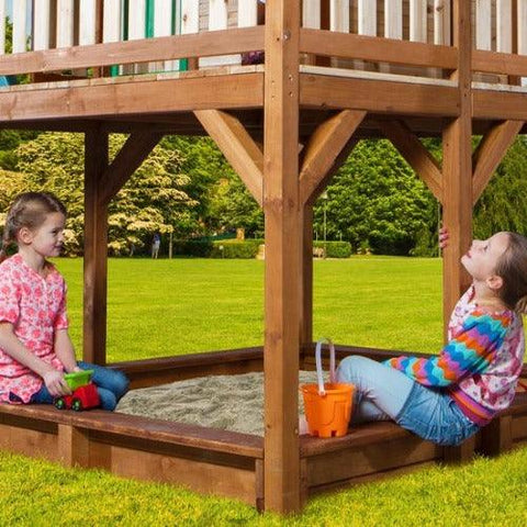Image of houten-speelhuisje-liam-kinderen-spelen-in-zandbak-AXI