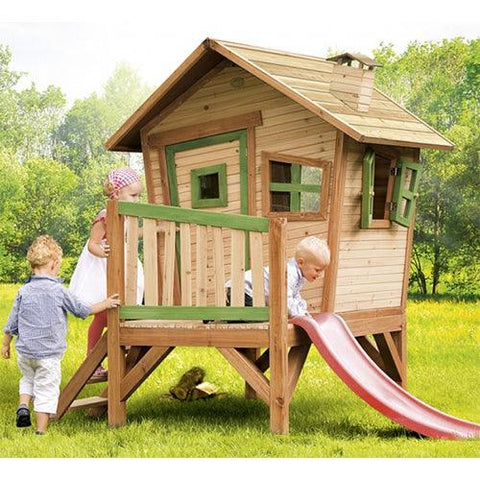 Image of houten-speelhuisje-robin-kinderen-spelen-op-kinderspeelhuisje-axi