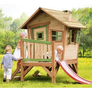 houten-speelhuisje-robin-kinderen-spelen-op-kinderspeelhuisje-axi
