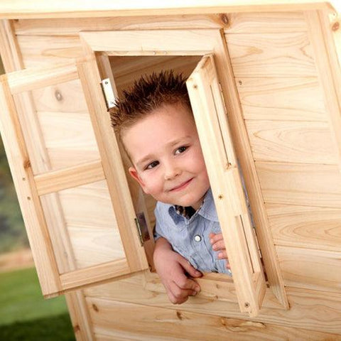 Image of jongetje-kijkt-door-kijkraam-van-speelhuisje-noa