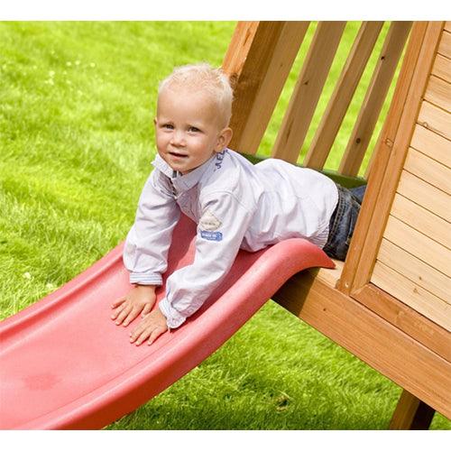 kind-glijd-van-glijbaan-speelhuis-robini-axi