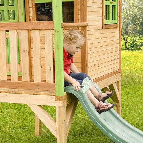 kind-glijd-van-glijbaan-speelhuisje-laura-axi