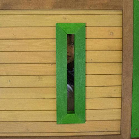 Image of kind-gluurt-door-spiekvenster-raam-meeko
