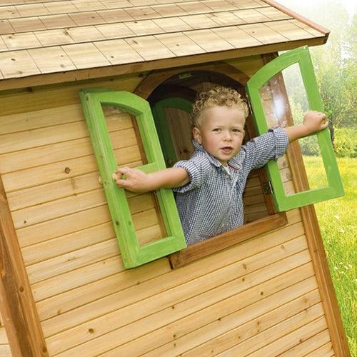 kind-kijkt-door-kijkvenster-raam-van-speelhuisje-julia-axi