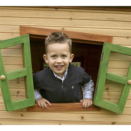 kind-kijkt-door-kijkvenster-van-speelhuisje-iris-axi