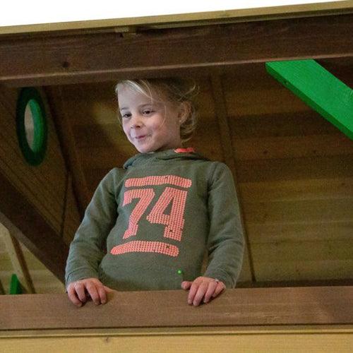 kind-kijkt-naar-beneden-vanaf-speeltoren-woody-axi
