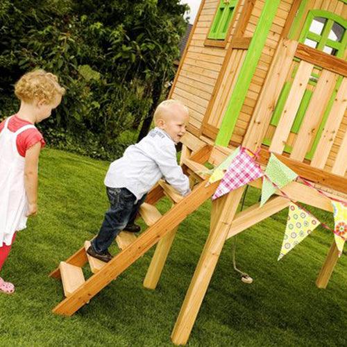 kind-klimt-op-trap-van-kinderhuisje-sophie-van-axi