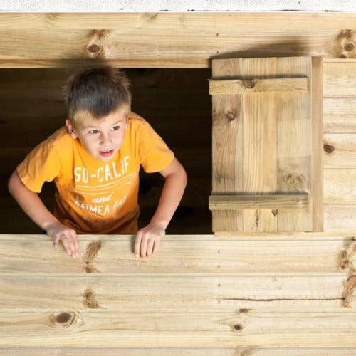 kind-speelt-in-houten-speelhuisje-louise-swingking