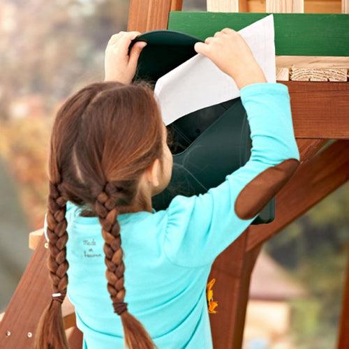 kind-speelt-met-brievenbus-van-houten-speelhuisje-max-axi