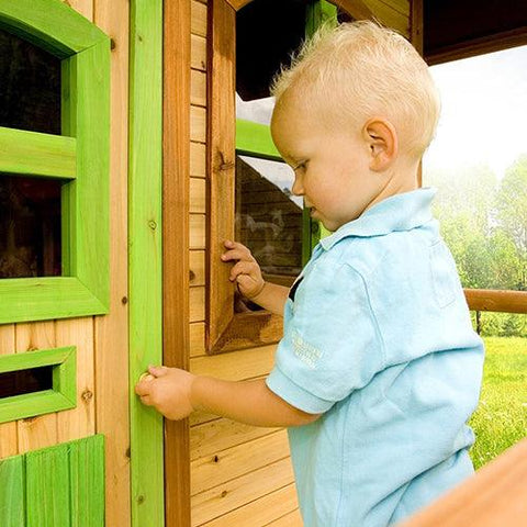 Image of kind-speelt-met-deur-van-houten-speelhuisje-laura-van-axi