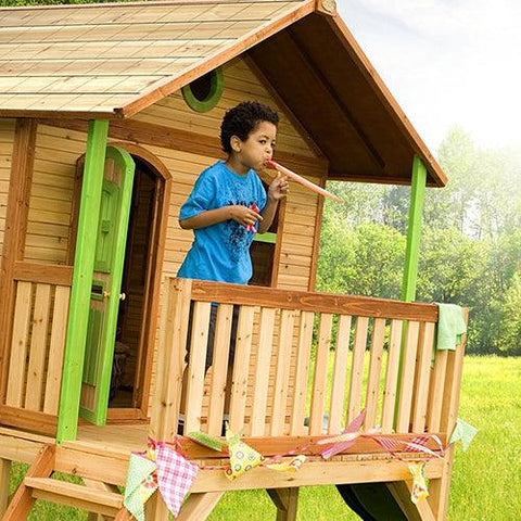 Image of kind-speelt-op-veranda-van-houten-speelhuisje-sophie-van-axi