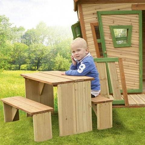 Image of kind-zit-op-picknick-bankje-voor-houten-speelhuisje-lisa-axi