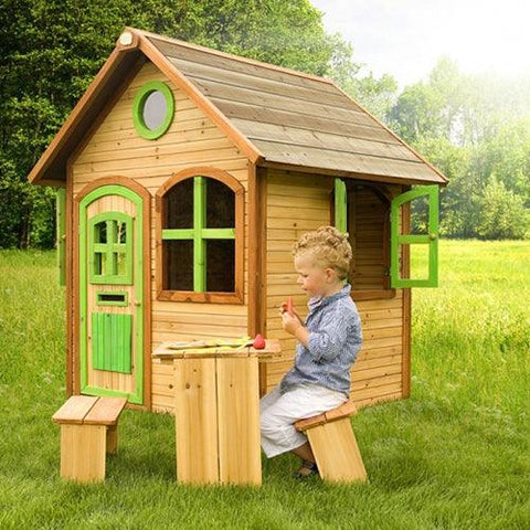 Image of kind-zit-op-picknickbankje-voor-speelhuisje-julia-van-axi