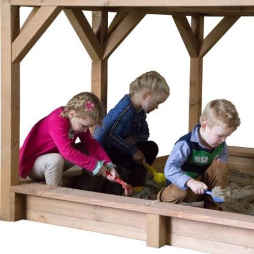 kinderen-spelen-in-de-zandbak-atka-met-schommel-AXI