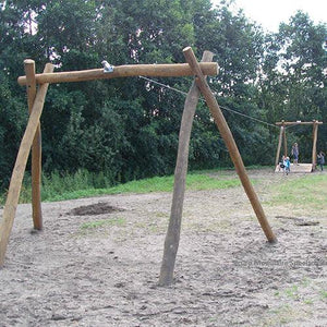kinderen-spelen-met-houten-speeltoestel-kabelbaan-sicuro