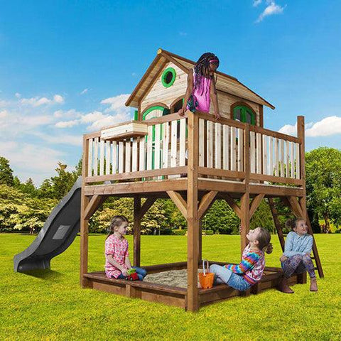 Image of kinderen-spelen-op-houten-kinderhuisje-liam-axi-jouw-speeltuin