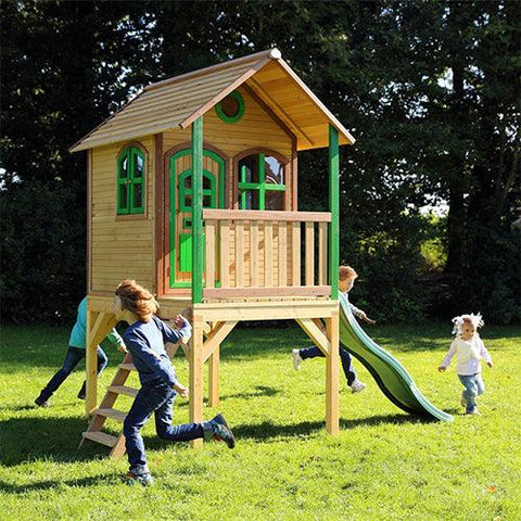 Image of kinderen-spelen-rond-houten-speelhuisje-laura