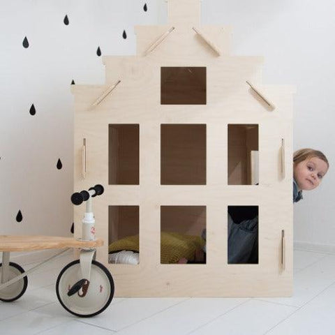 Image of kinderspeelhuisje-trapgevel-kind-speelt-woodenplay-speelhuisje
