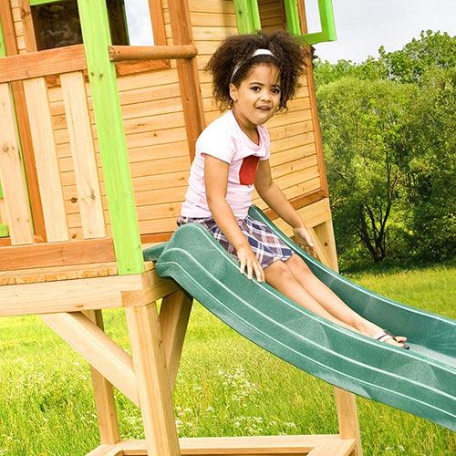 meisje-glijd-naar-beneden-van-de-glijbaan-speelhuisje-sarah