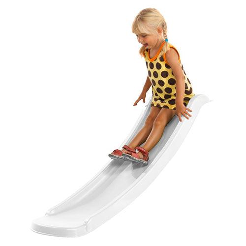 meisje-glijd-van-witte-glijbaan-speelhuisje-axi-iris