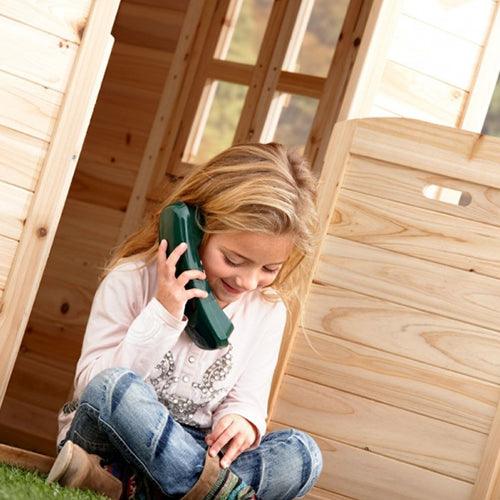 meisje-met-speeltelefoon-bij-speelhuisje-noa-axi