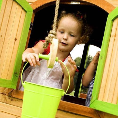Image of meisje-speelt-bij-kijkraam-van-houten-speelhuis-sophie