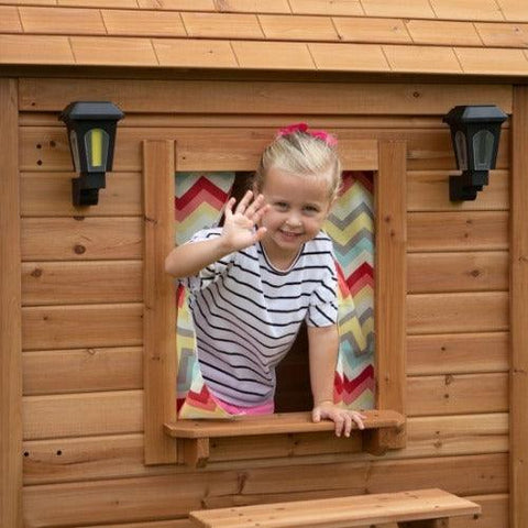 Image of meisje-zwaait-vanuit-open-raam-van-speelhuisje-aspen-backyard-discovery