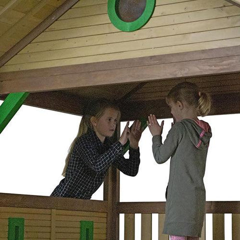 Image of twee-meisjes-spelen-in-kinderspeelhuis-meeko